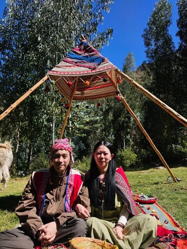 Pareja de viajeros durante una experiencia cultural en Cusco