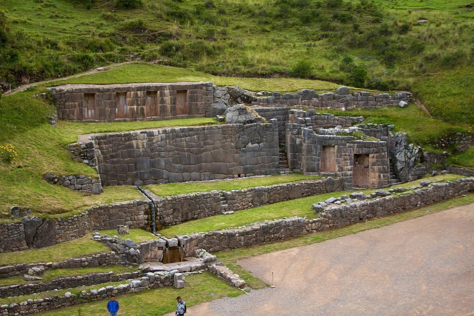 Fuentes y canales incas del complejo arqueológico de Tambomachay