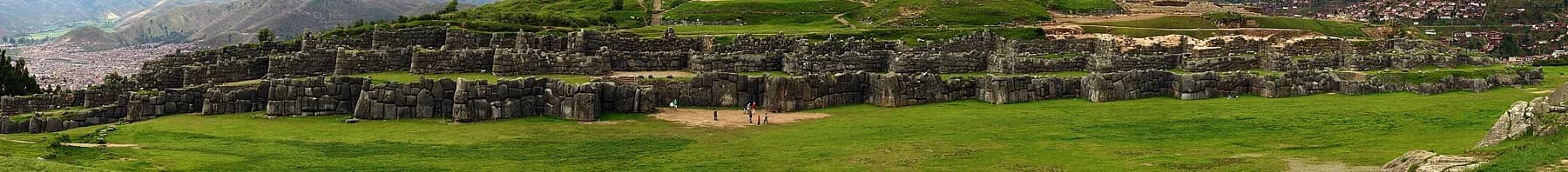 Muros incas de Sacsayhuamán sobre la ciudad de Cusco