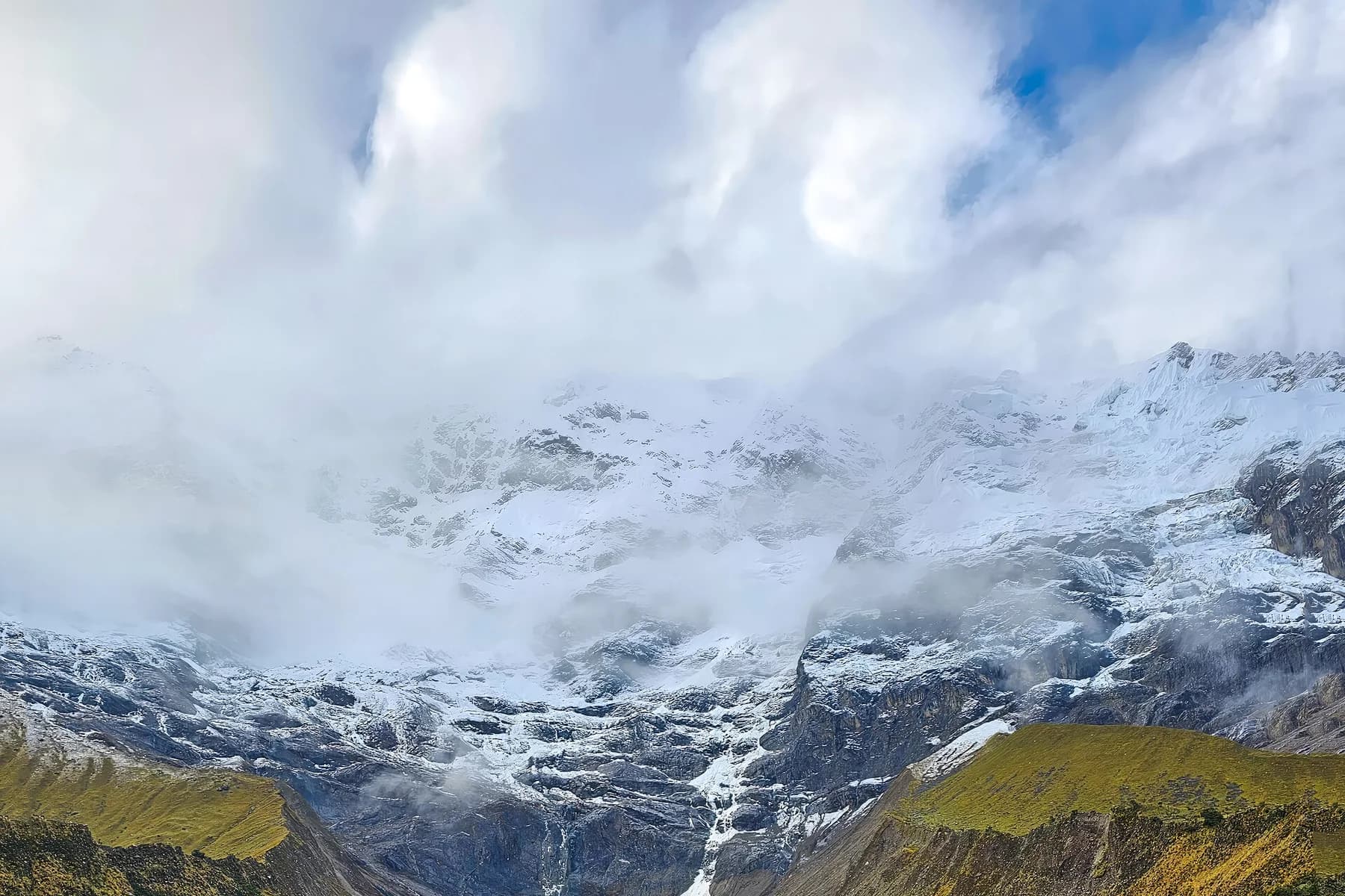 Nevado Humantay entre nubes sobre la cordillera
