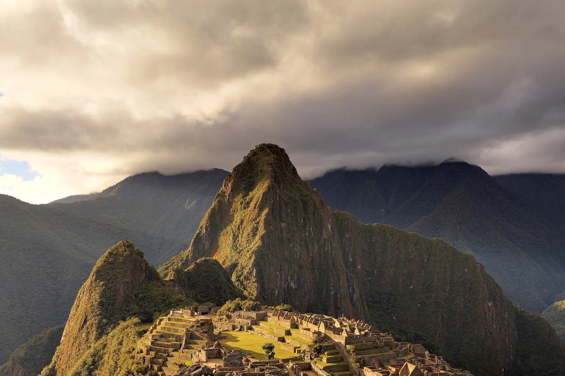 Ciudadela inca de Machu Picchu entre las montañas