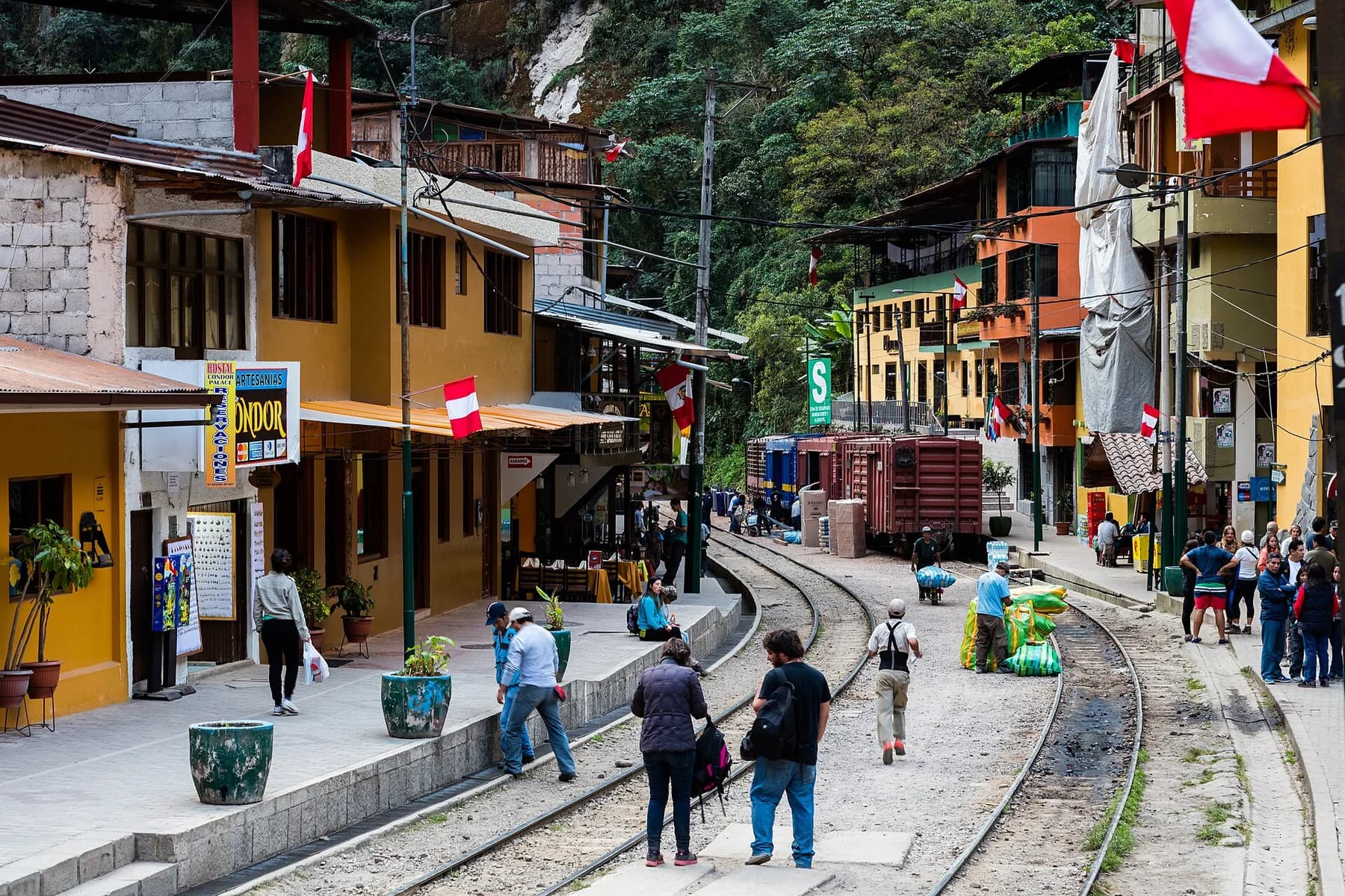 Tren turístico en la ruta hacia Aguas Calientes