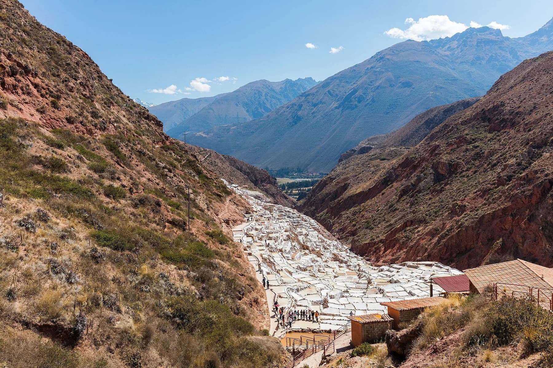 Pozas de sal de Maras sobre la ladera de la montaña