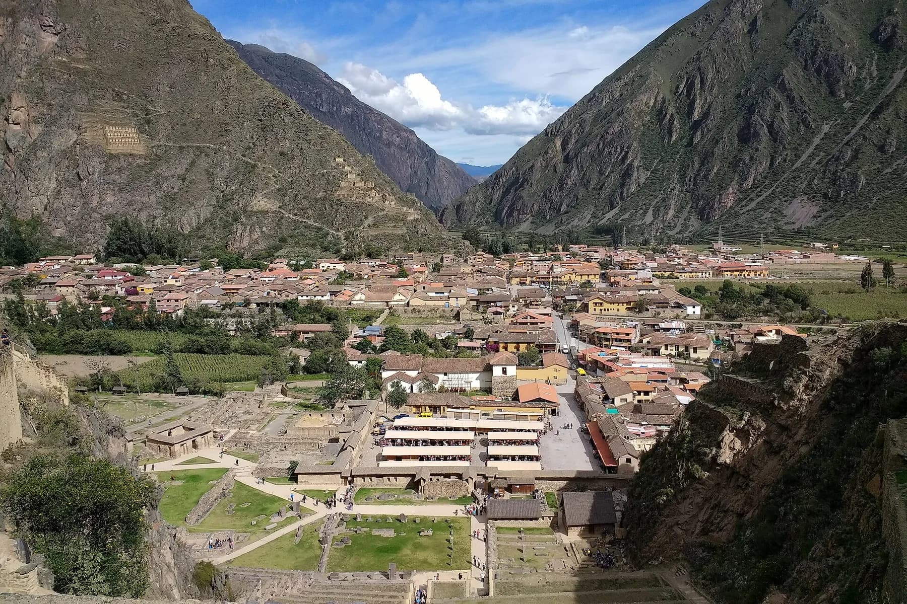 Pueblo de Ollantaytambo rodeado por montañas