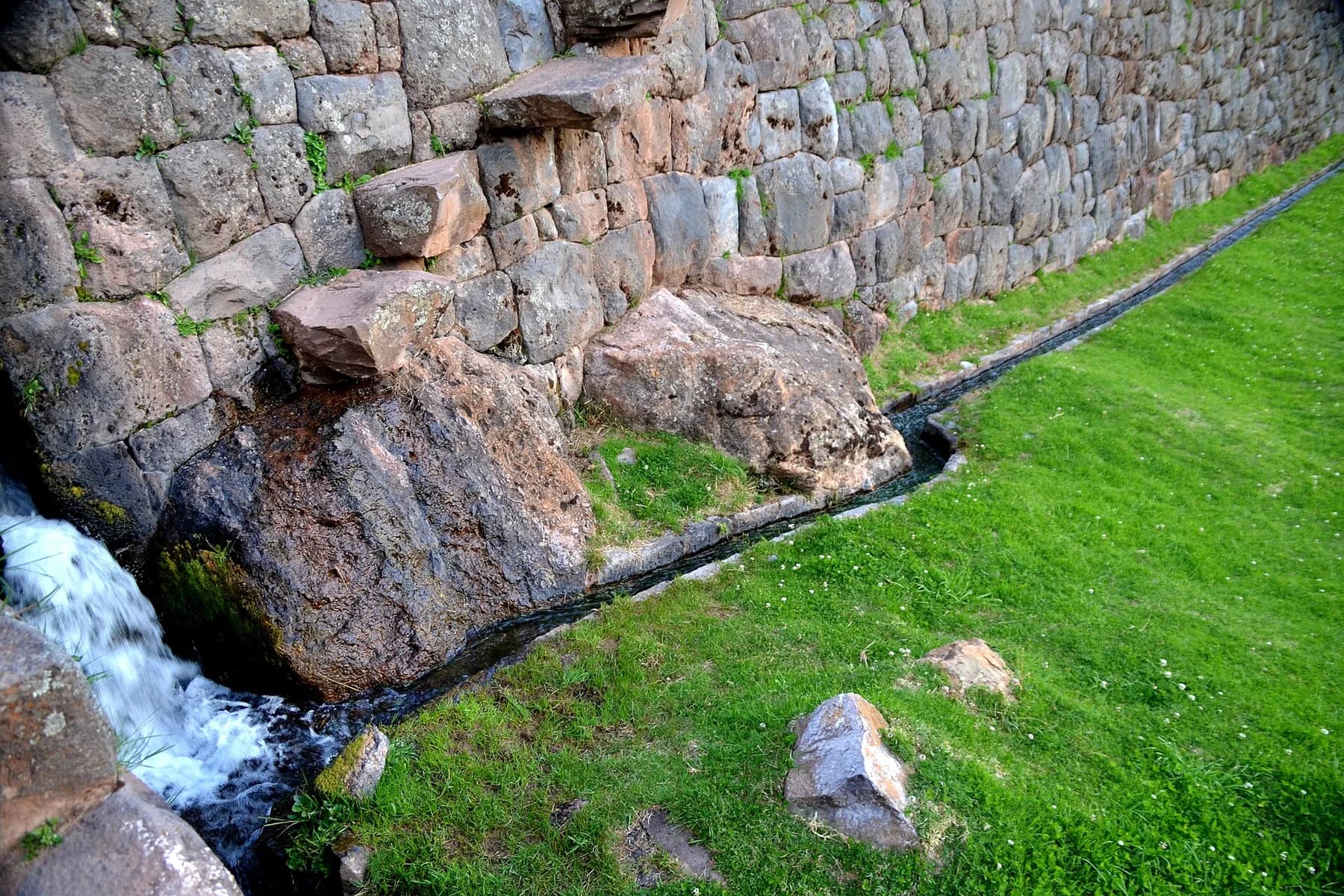 Canales de agua y muros incas de Tipón