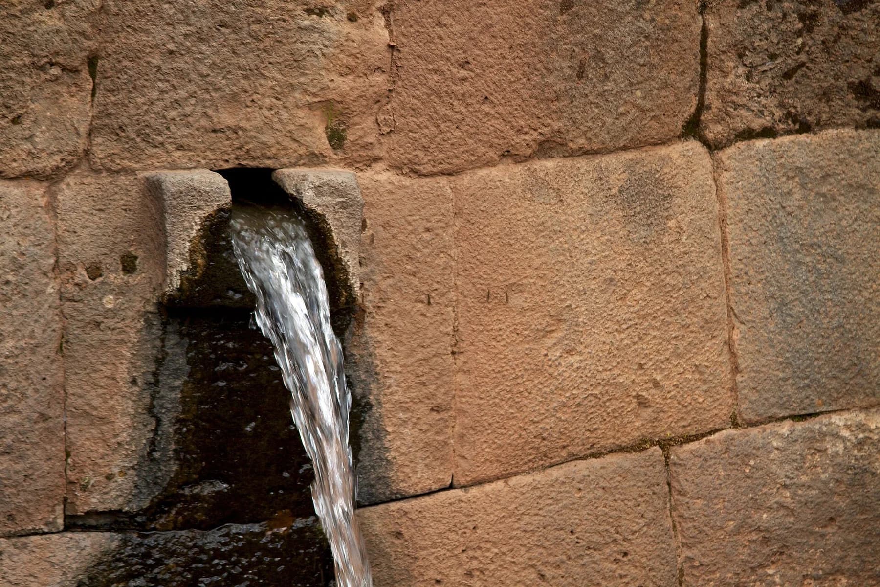 Canales y terrazas incas del complejo arqueológico de Tipón
