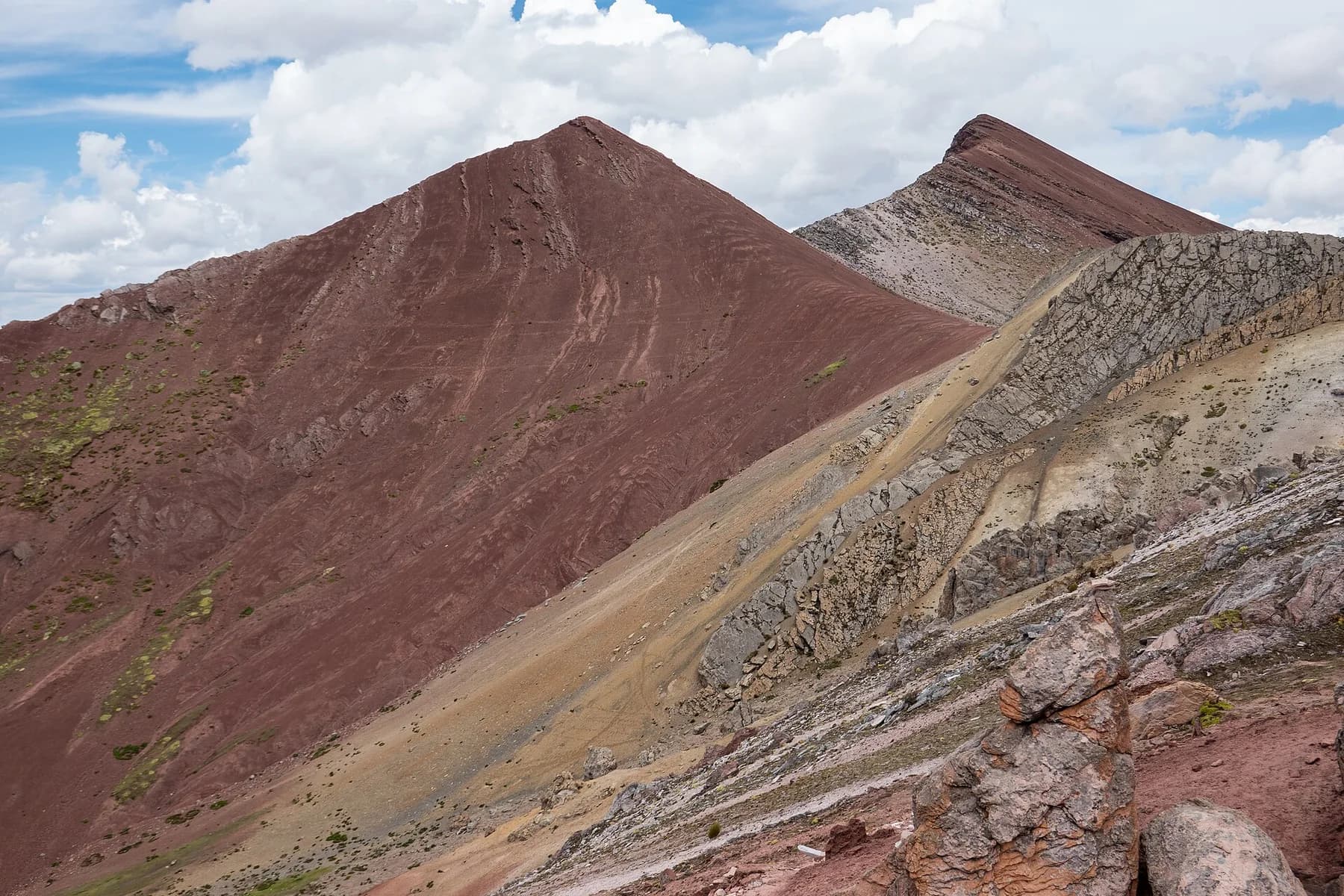 Montañas rojizas en la cordillera de Palcoyo
